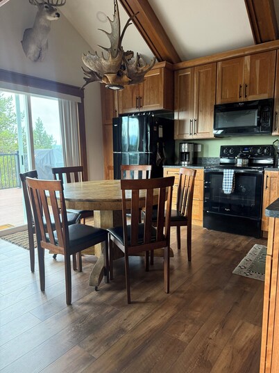 Cozy Lakeview Cabin – Perfect for Ski Trips & Montana Getaways