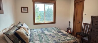 Cozy Lakeview Cabin – Perfect for Ski Trips & Montana Getaways