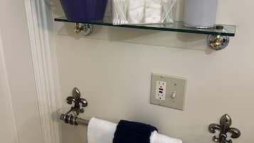 Chambre Double | Salle de bain | Ensemble douche/baignoire, sĂšche-cheveux, serviettes fournies, savon