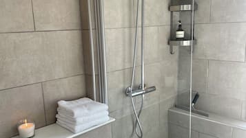 SĂšche-cheveux, serviettes fournies, savon, papier toilette