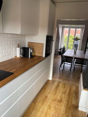 Mikrowelle, Ofen, Herdplatte, Geschirrspüler