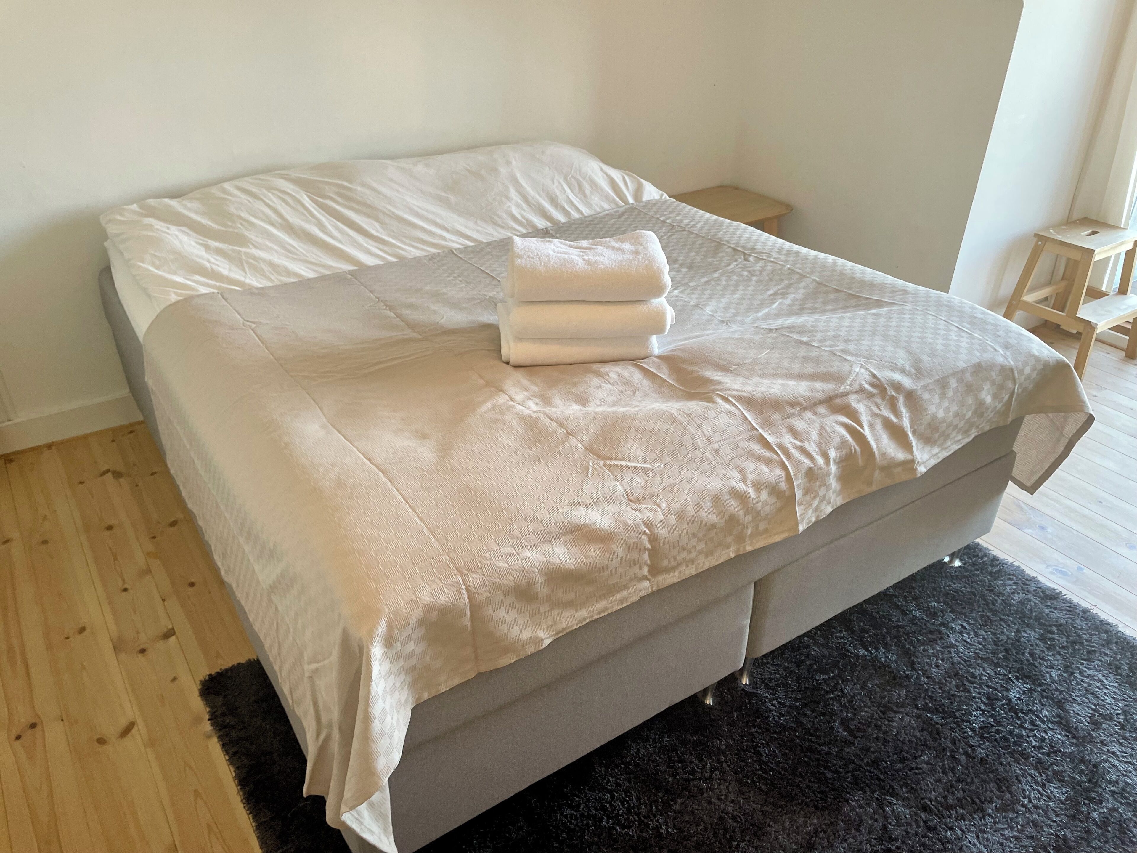 2 makuuhuonetta, silitysrauta/-lauta, Wi-Fi, vuodevaatteet