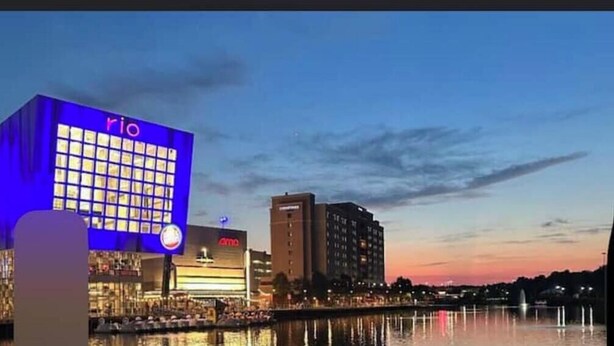 Un hôtel reconnaissable à son grand panneau lumineux portant l’inscription « Rio », à sa vaste façade en verre et à sa vue sur le front de mer.
