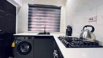 Economy appartement, balkon, uitzicht op de stad | Privékeuken | Een koelkast, een microgolfoven, een oven, een kookplaat