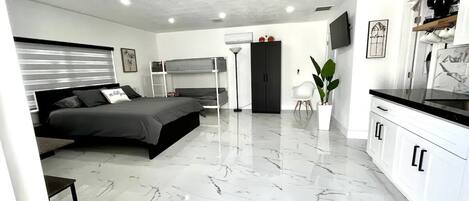 1 slaapkamer, een strijkplank/strijkijzer, wifi, beddengoed