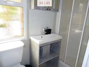 Douche, sèche-cheveux, serviettes fournies, savon