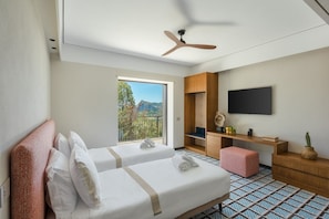6 bedrooms, desk, iron/ironing board, travel crib