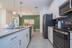 Réfrigérateur, four à micro-ondes, un four, surface de cuisson