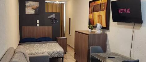 1 slaapkamer, een strijkplank/strijkijzer, wifi, beddengoed