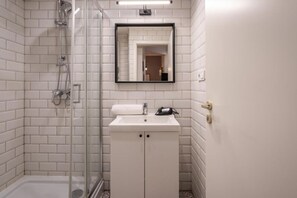 Douche, séchoir à cheveux, serviettes fournies, savon