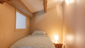 House | 1 bedroom, individually furnished