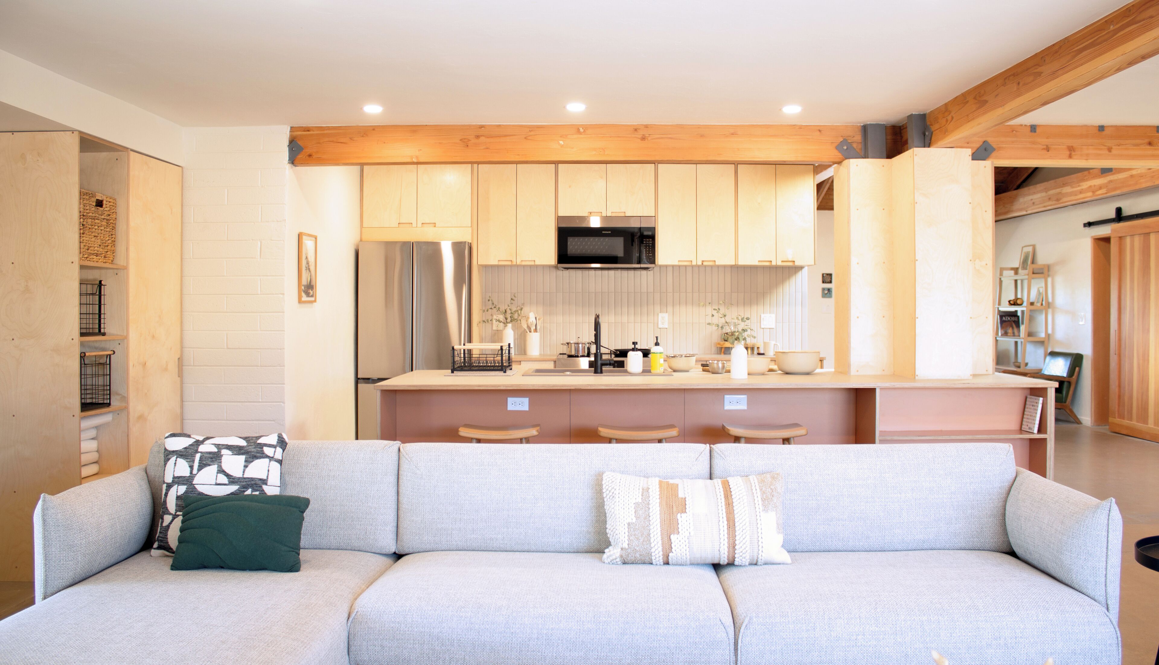 TV, caminetto, tavolo da calcetto, libri