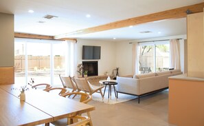 TV, caminetto, tavolo da calcetto, libri