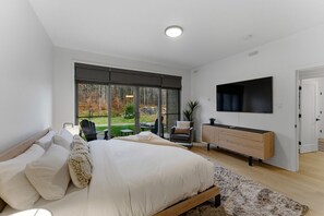 3 bedrooms, in-room safe, iron/ironing board, free WiFi