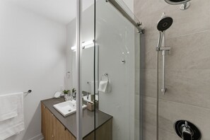 Douche, sèche-cheveux, serviettes fournies