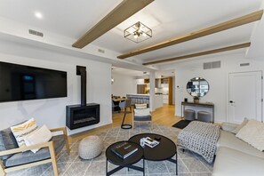 Smart TV, fireplace