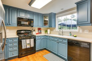 Réfrigérateur, micro-ondes, plaque de cuisson, lave-vaisselle