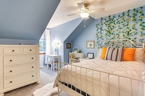 5 bedrooms, desk, internet, bed sheets - Spacious Family Home w/ Deck & Yard in Littleton! (Littleton)