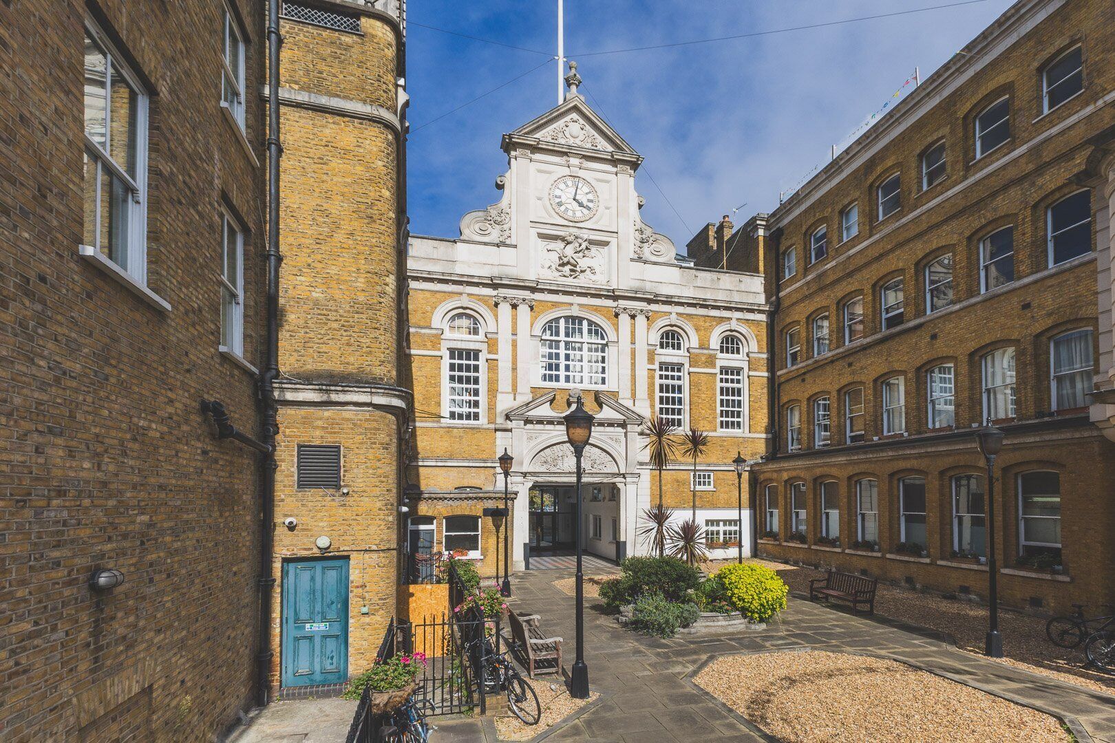 المنشأة من الخارج