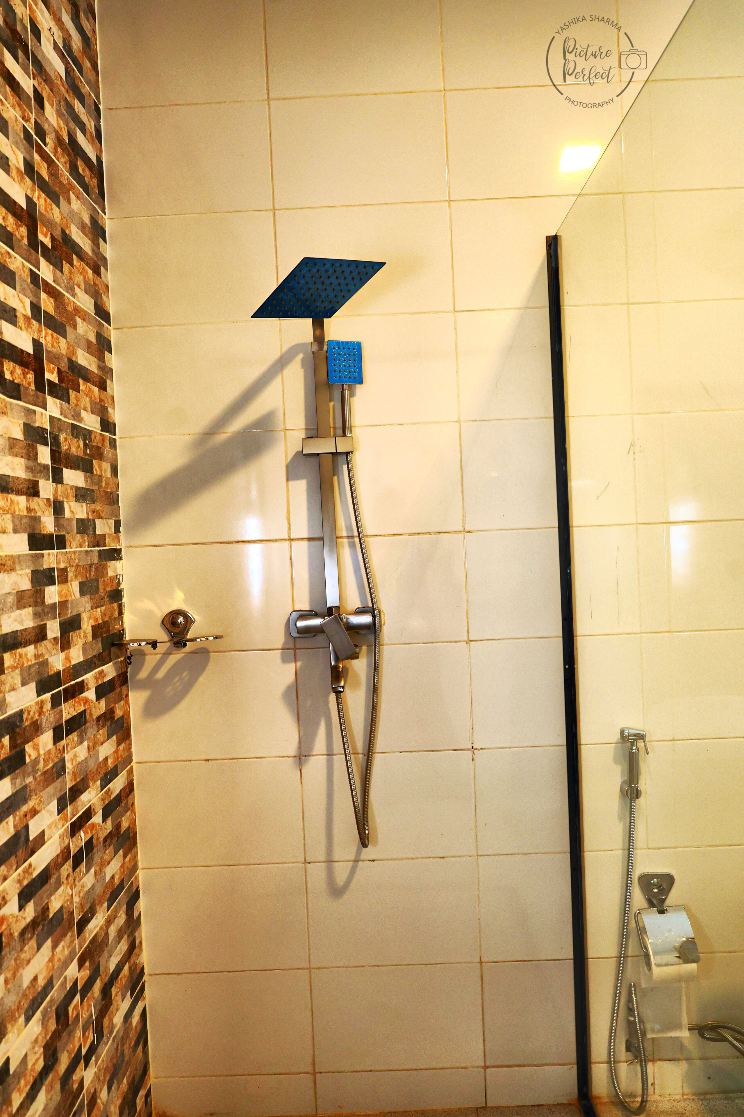 Deluxe Double or Twin Room, Pool View | Bathroom | Towels, soap, shampoo, toilet paper