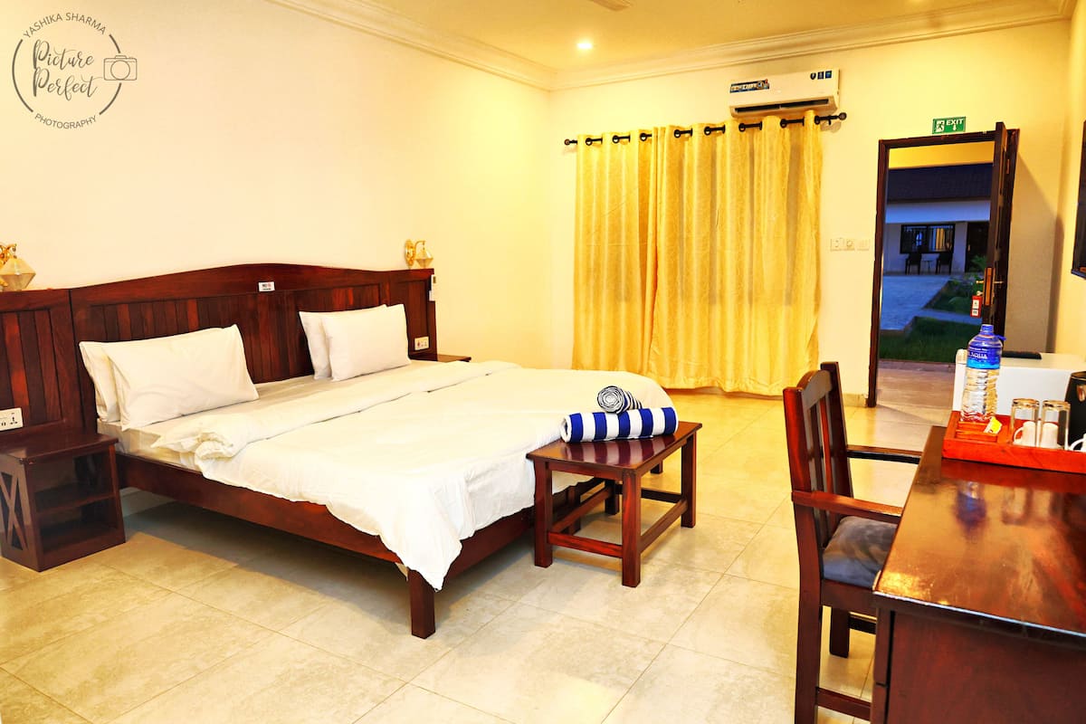 Deluxe Double or Twin Room, Pool View | Peti besi dalam bilik, meja, ruang kerja komputer riba