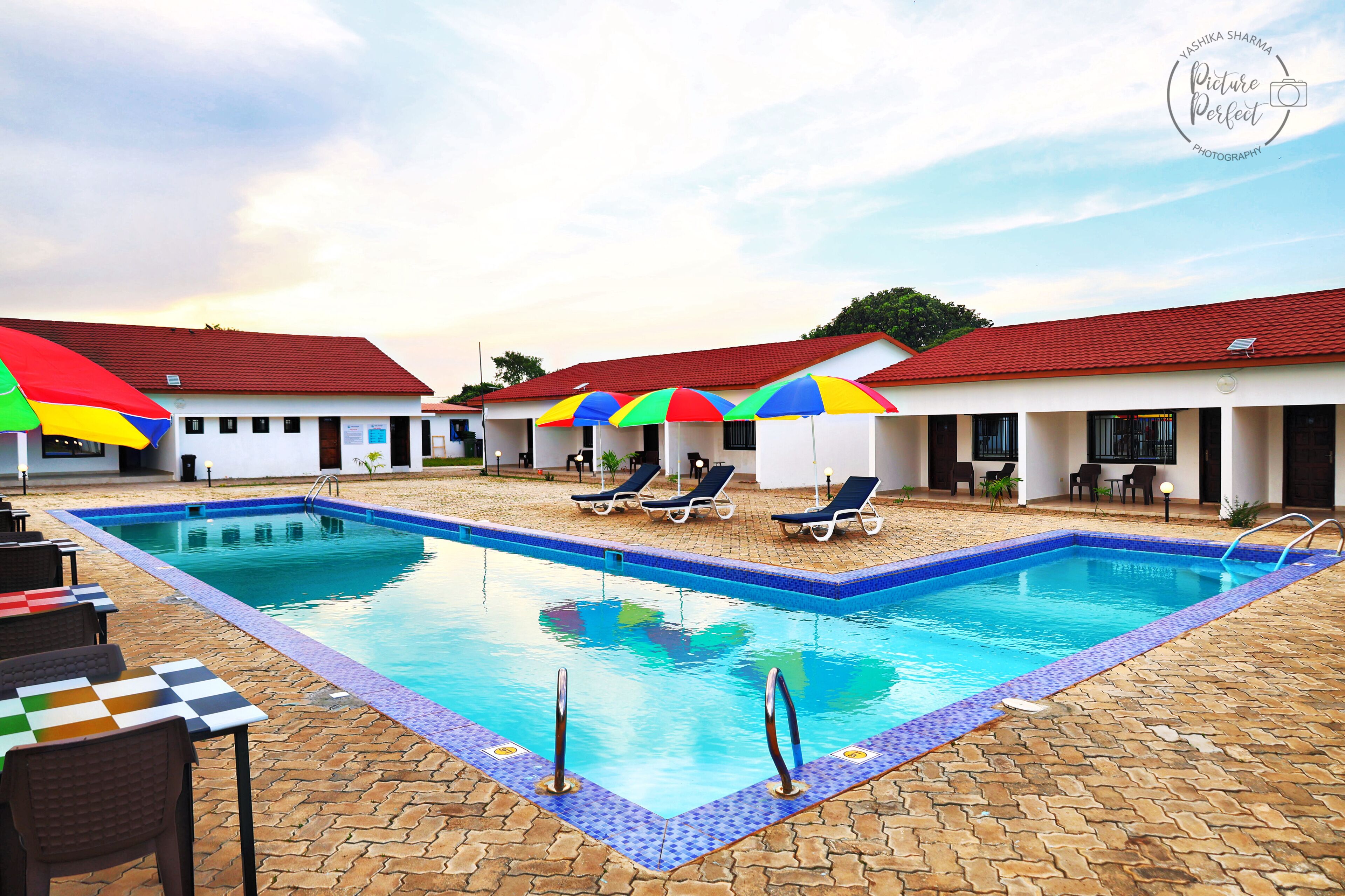 Deluxe Double or Twin Room, Pool View | Living area