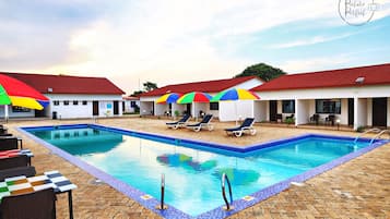 Deluxe Double or Twin Room, Pool View | Living area
