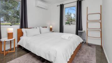 4 bedrooms, iron/ironing board, WiFi, bed sheets