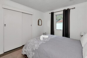 4 habitaciones, tabla de planchar con plancha, wifi y ropa de cama