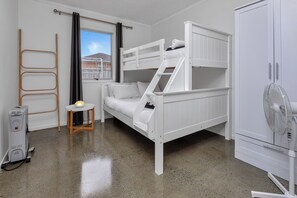 4 bedrooms, iron/ironing board, WiFi, bed sheets
