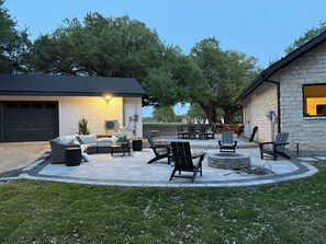 Outdoor dining - The Chalk Bluff Lodge (Waco)