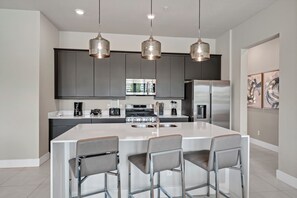 Fridge, oven, stovetop, dishwasher