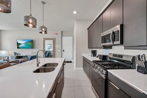 Réfrigérateur, un four, surface de cuisson, lave-vaisselle