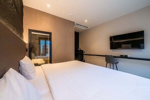 Deluxe-huone, parveke, näköala uima-altaalle | Tallelokero huoneessa, työpöytä, pimennysverhot, ilmainen Wi-Fi