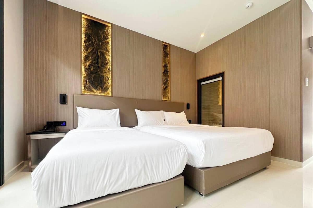 Tremannsrom, balkong | Safe på rommet, skrivebord, blendingsgardiner og wi-fi (inkludert)