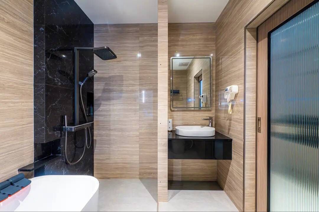 Chuveiro/banheira combinados, secador de cabelo, toalhas de banho 