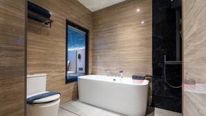 A modern bathroom with a freestanding bathtub, a toilet, and a shower area. - Tonnam Pool Villa (Pattaya)