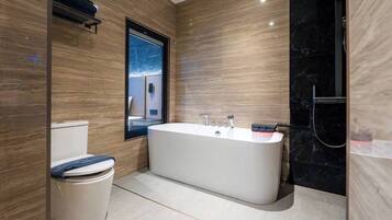 Chambre Triple, balcon | Salle de bain