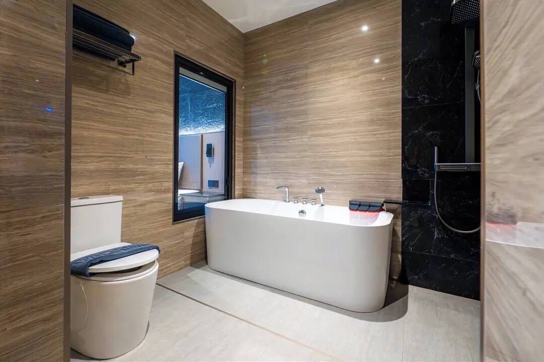 Chuveiro/banheira combinados, secador de cabelo, toalhas de banho 