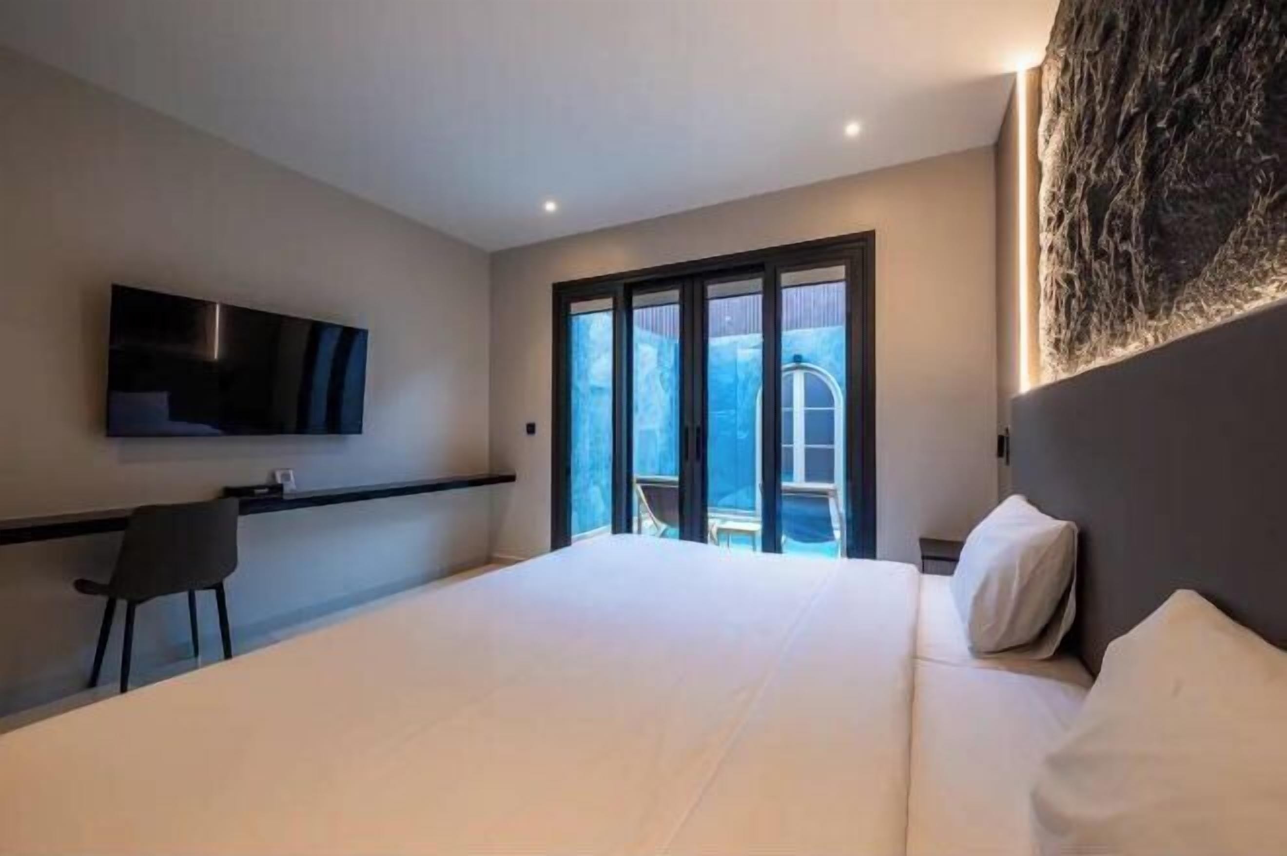 Cofres nos quartos, escrivaninha, cortinas blackout, Wi-Fi de cortesia