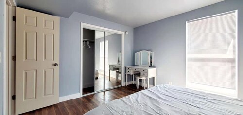 Cozy 2BR Retreat  Downtown & Ski in 30min