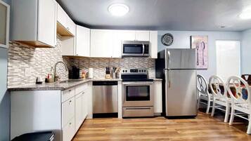 Micro-ondes, four, plaque de cuisson, lave-vaisselle