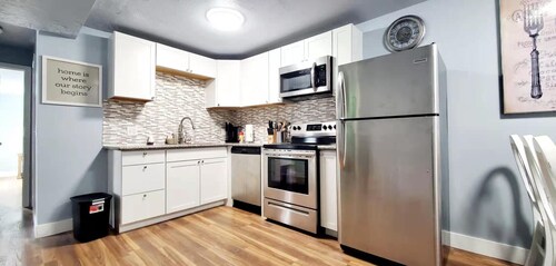 Cozy 2BR Retreat  Downtown & Ski in 30min