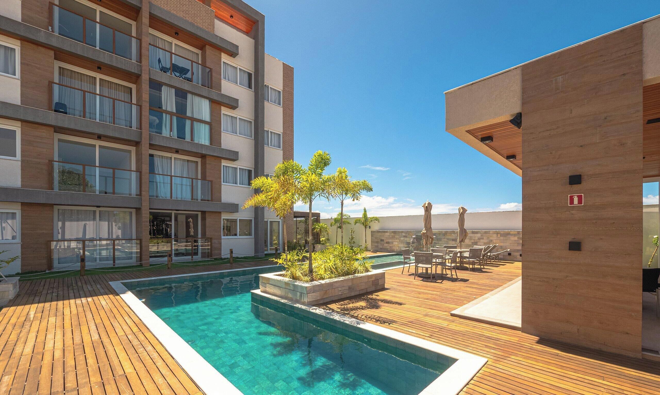 Una piscina al aire libre