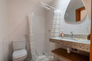 Eenvoudig appartement | Badkamer | Een douche