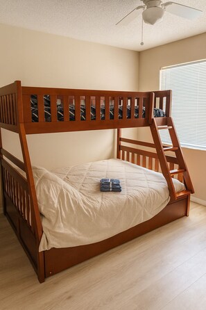 2 bedrooms, internet, bed sheets