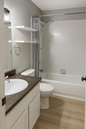 Séchoir à cheveux, serviettes fournies, papier de toilette