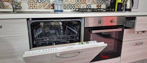 Kühlschrank, Ofen, Herdplatte, Geschirrspüler