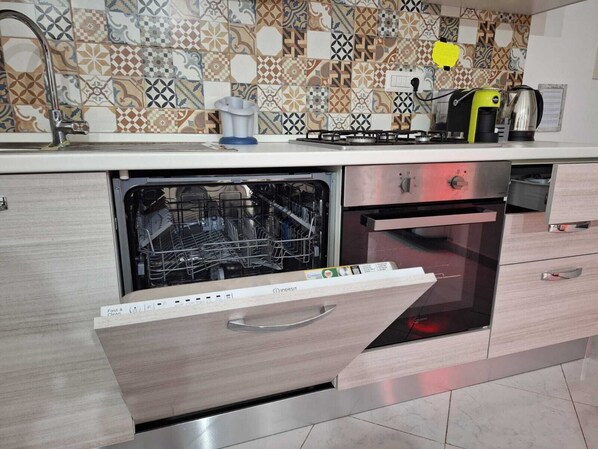 Réfrigérateur, un four, surface de cuisson, lave-vaisselle