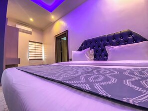 Desk, laptop workspace, blackout drapes, soundproofing - House 40 Residence (Abuja)